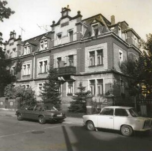 Dresden-Kaditz, Waldemarstraße 18/16. Doppelwohnhaus mit Einfriedung (1904). Straßenansicht von Südwesten