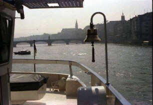 Basel: Schiff, Vordergrund Schiffsglocke, auf Mittlere Rheinbrücke und Münster