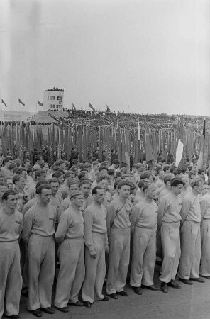 Sportlerparade im Walter-Ulbricht-Stadion : Sportler vor der Ehrentribüne
