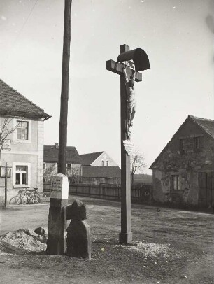Ralbitz, Dorfstraße mit Wegsäule, Steinkreuz (D 137) und Kruzifix