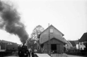 Lok 12, 54/55, Rangieren am Trochtelfinger Lagerhaus (Bahnhof), rechts Haus am Karrenweg (Abbruch 1986), Bahnagent war Herr Kabel, der Güterschuppen wurde zur Garage umgebaut