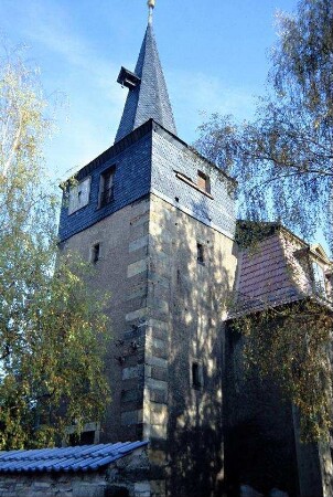 Blick auf den Kirchturm von Südwesten; Übergang zum Langhaus