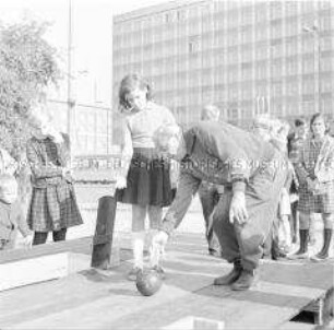 Kegeln auf dem Augustusplatz während des Fests der Freundschaft in Leipzig