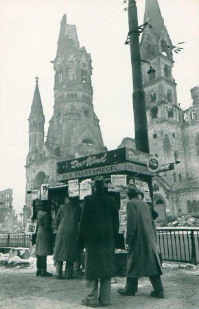 Gedächtniskirche mit Zeitungsstand