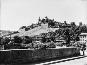 Festung Marienberg : Statue des Heiligen Kolonat auf der Alten Mainbrücke, im Hintergrund Festung Marienberg