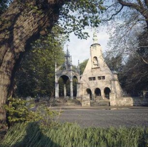 Lützen. Gustav-Adolf-Gedenkstätte. Baldachin mit "Schwedenstein" und Gustav-Adolf-Kapelle