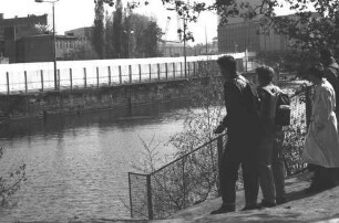 Mauerbesucher am Spreeufer nahe des Reichstags