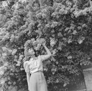 Elisabeth Gremmler vor einem Fliederstrauch