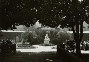 Bad Elster, Kurpark : Bad Elster. Kurpark. Blick zum Rondell mit Marmorgruppe "Brunnennymphe einer Kranken den Heiltrank reichend"