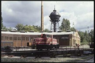 Rote Rangierlok auf der Drehscheibe