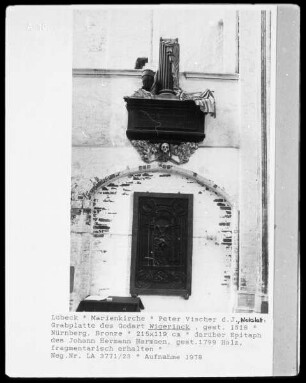 Grabplatte des Godart Wigerinck, gest. 1518; darüber: Epitaph des Johann Hermann Harmsen, gest. 1799