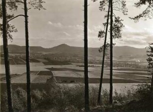 Zittauer Gebirge. Lausche (792 m). Blick von Norden. Im Mittelgrund Waltersdorf und Großschönau