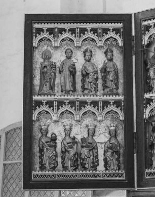 Marienaltar — Im Mittelschrein, in der mittleren Nische, Madonna unter Baldachin von Engeln umgeben, zu den Seiten die zwölf Apostel in zwei Reihen übereinander; auf den Flügeln je acht Heilige — Altarflügel (Innenseite) mit acht Heiligen unter Kielbogenarkaturen
