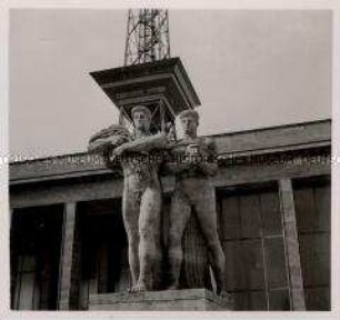 Berlin, Bildhauer Adolf Wamper, Figur "Landwirtschaft / Industrie"