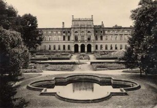 Zerstörte Gebäude in der Innenstadt. Friedrichsplatz mit Naturkundemuseum