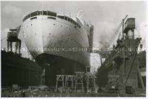 Das KDF-Schiff "Robert Ley" auf dem Trockendock im Hamburger Hafen