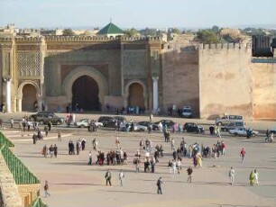 Meknes - Stadttor Bab el-Mansour : Das 1732 erbaute Stadttor Bab el-Mansour gehört zu den wichtigstens historischen Sehenswürdigkeiten in Meknes, aufgenommen am 28. Oktober 2010