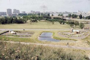 DDR. Berlin-Marzahn. Erholungspark gegen das Neubaugebiet