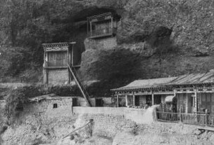 Höhlensiedlung : Eine Höhlensiedlung im chinesischen Baustil im Tian Shan Hochgebirge