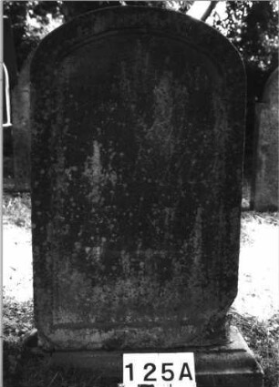 Grabstein 125 (Index: 100085495) Maße HxBxT: 115x62x14 cm Beschreibung: Stele, profilierter Sockel, Segmentbogenabschluß, Schriftfelder eingetieft: Grabstein 125A