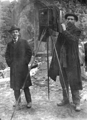 Richard Hamann beim Fotografieren; links der Student Schmidt
