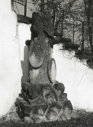 Arnsdorf-Kleinwolmsdorf. Friedhof. Grabmal eines Unbekannten. Sandstein