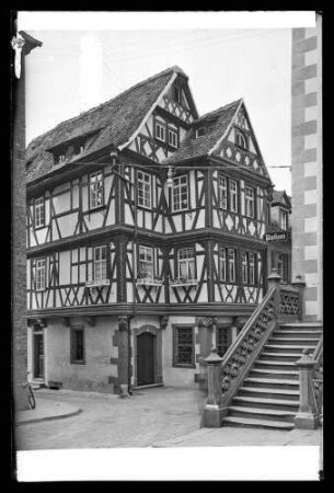 Rathausgasse, Haus der vier Gekrönten und Treppenaufgang zum alten Rathaus