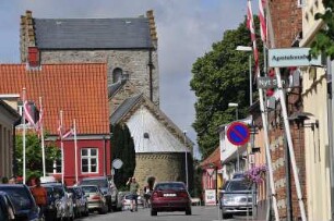 Aakirkeby - Aa kirke : Blick vom Marktplatz zur Aa kirke. Aufgenommen am 26. Juli 2010 in Aakirkeby auf der dänischen Ostseeinsel Bornholm