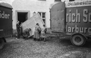Central Collecting Point Marburg. Mitarbeiter beim Verladen der Gemälde im Innenhof des Hessichen Staatsarchivs Marburg