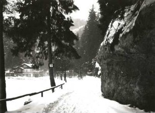 Sächsische Schweiz. Polenztal. Talweg am Hockstein. Blick talab zum Wirtshaus Polenztal