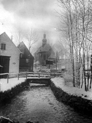 Blick zur Dorfkirche : Bildmitte alte Dorfschmiede; Bachmauern sind gefasst und Brücke ersetzt die alte Furt