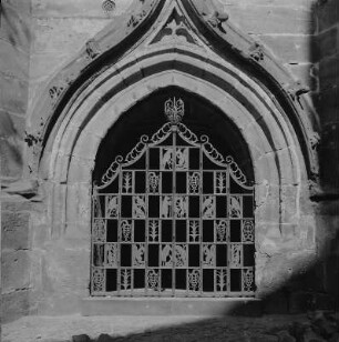 Oschatz. Stadtkirche St. Ägidien, Portal der Krypta mit Gitter