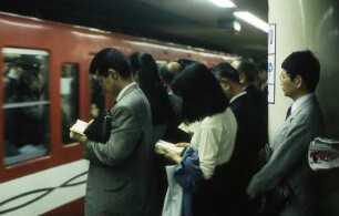 Passagiere warten auf einen Metrozug