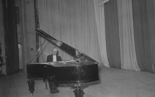 Festveranstaltung zur Eröffnung des Monats der deutsch-polnischen Freundschaft in der Komischen Oper Berlin : Auftritt eines Pianisten