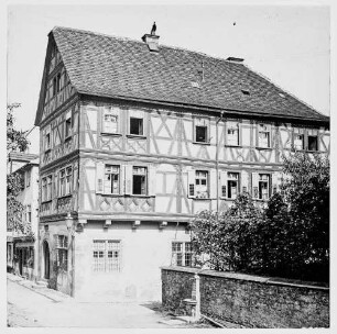 Glasmuseum, Mühlenstraße 24 mit Brunnen
