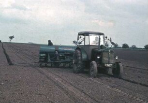 Traktor Zetor mit Anhänge-Drillmaschine A 591