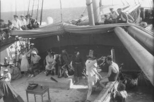Äquatortaufe an Bord des Dampfers Usaramo : Blick auf die Feierlichkeiten zur Äquatortaufe auf Deck der Usaramo. Taufe der Passagiere