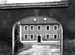 Freiberg, Am Maßschacht. Gebäude (Gehöft?; 1836). Straßenansicht. Blick durch den Torbogen gegen Wohnhaus