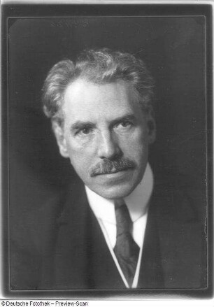 Alfred Reucker, Generalintendant der Staatstheater Dresden : Porträt Dr. Alfred Reucker, Generalintendant der Staatstheater Dresden. Aufnahme anläßlich der Uraufführung der Oper "Intermezzo" von Richard Strauss, Staatsoper Dresden 04.11.1924. Fotografie von Ursula Richter