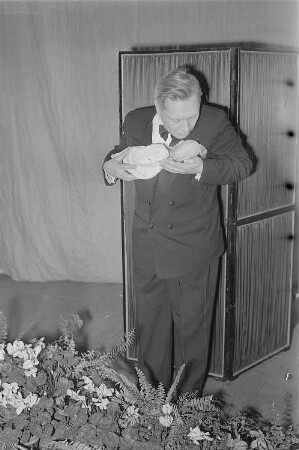 Szenenbilder aus einem Puppentheaterstück, aufgeführt in einem Gastspiel des Staatlichen zentralen Puppentheaters Moskau in Berlin : Puppenspieler Sergej Obraszow
