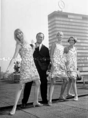 Modemacher Louis Feraud mit seinen Mannequins vor dem Europacenter
