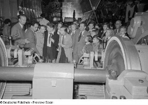 Kinder zu Besuch auf der Leipziger Herbstmesse 1954 in der polnischen Sektion