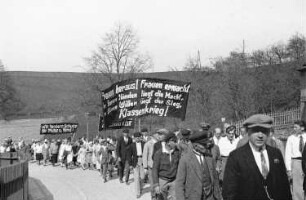 Demonstrantinnen und Demonstranten mit den Transparenten: "Frauen heraus, Frauen erwacht, in euren Händen liegt die Macht, in euren Willen liegt der Sieg, Klassenkrieg!", "Wir fordern Schutz für Mutter und Kind" und Heraus mit den Opfern des Schand § 218"