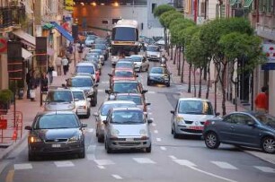 Monte Carlo - Straßenverkehr : Verstopfte Straßen zu jeder Tageszeit, hier im Einkaufsviertel La Condamine in Monaco. 2006
