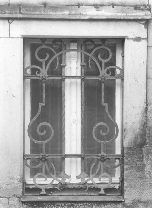 Dresden-Neustadt, Radeberger Straße 43. Wohnhaus (um 1885). Fenster und Gitter (Erdgeschoß)