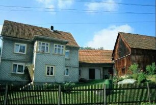 Haus mit großem, zweistöckigem Vorbau