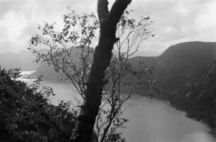 Fjord : Felswände eines Fjords.