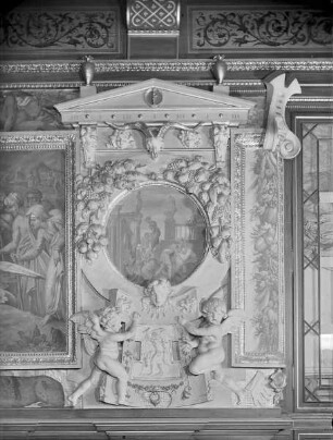 Rundbild mit antiker Architektur und allgegorischen Figuren des Alters und der Laster
