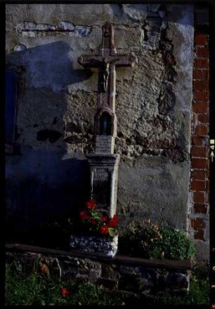 Biederbach: Wegkreuz vor Hausmauer