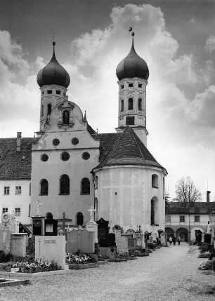 Benediktbeuern. Ehemaliges Benediktinerkloster. Pfarrkirche Sankt Benedikt (Ehemalige Benediktinerklosterkirche) (1682-1686; C. Feichtmayr, E. Zuccalli, M. Schinnagl). Ansicht über den Kirchhof